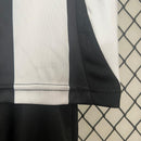 Conjunto Infantil Newcastle l 2024/25 Listrado - Modelo Torcedor