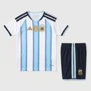 Kit Infantil Argentina I 2026 Branco e Azul, Torcedor Listrada para crianças, Roupas de futebol infantis, Conjunto de torcedor para meninos, Camiseta e calça Argentina 2026, Moda infantil para fãs de futebol, Conjunto listrado Argentina, Roupa de torcida para crianças, Conjunto de futebol infantil, Presentes para pequenos torcedores, Estilo e conforto para jovens fãs, Conjunto de futebol para meninos, Roupas de time para crianças, Torcedor infantil Argentina 2026, Conjunto esportivo listrado para crianças