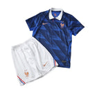 Kit Infantil França I 2026/27 Torcedor Azul, roupa de torcedor para crianças, conjunto de futebol infantil, uniforme França 2026 para crianças, vestuário esportivo infantil, presente para torcedor mirim, conjunto azul para fãs de futebol, moda infantil torcedora, roupas de times para crianças, conjunto de torcedor azul para meninos, uniforme oficial França 2026, compra de roupa de futebol infantil, conjunto de torcedor para crianças, moda esportiva infantil, presente ideal para crianças apaixonadas por fute