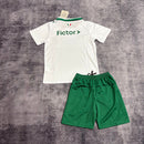 Kit Infantil Palmeiras 2026/27 Branco, comprar kit infantil Palmeiras, uniforme Palmeiras para crianças, kit de futebol Palmeiras, camisa Palmeiras away infantil, presente para fã do Palmeiras, roupa de jogo Palmeiras, kit de torcida Palmeiras, moda infantil Palmeiras, coleção Palmeiras 26/27, futebol infantil Palmeiras, camiseta branca Palmeiras, kit esportivo infantil, roupas de time para crianças, uniforme de futebol Palmeiras