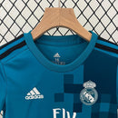 Conjunto Retrô Infantil Real Madrid ll 2017/18 Azul Modelo Torcedor